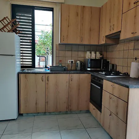 Lovely 1-bed Palm Garden House In Perivolialarnaka